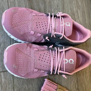 ON CLOUD RUNNING SHOES